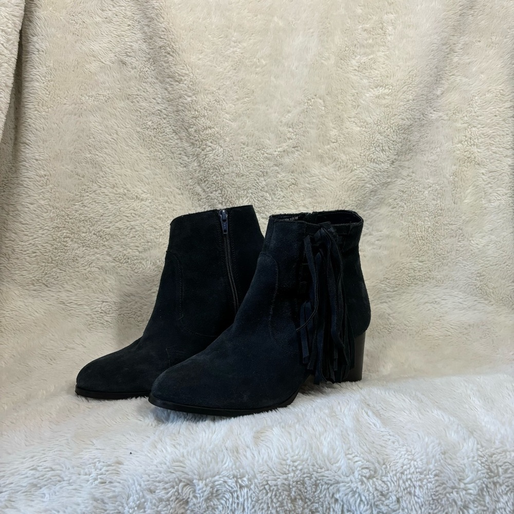 SIZE 8 NAVY BLUE FAUX SUEDE FRINGE BOOTIES!